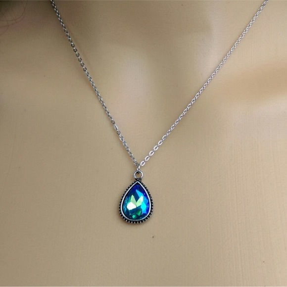 NWT Harriet Ave Turquoise Rhinestone Teardrop Pendant & Silver Chain Necklace - Picture 3 of 12